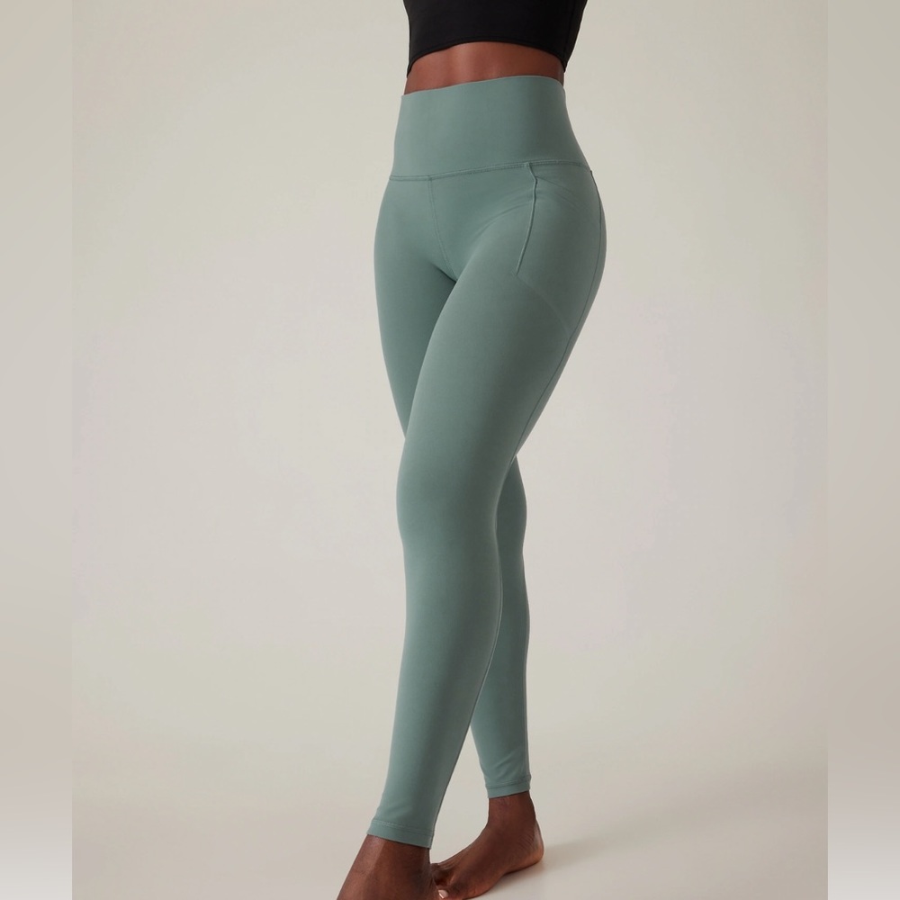 Athleta Salutation Stash 7/8 legging